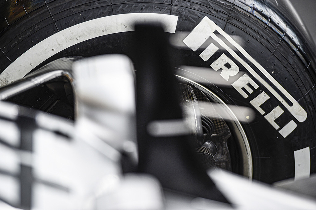 „Pirelli“: Hamiltonas nustebino greičiausiu ratu su nudėvėtomis padangomis