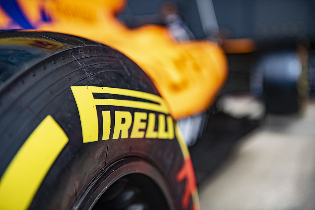 „Pirelli“ tikisi dviejų sustojimų lenktynėse Silverstoune