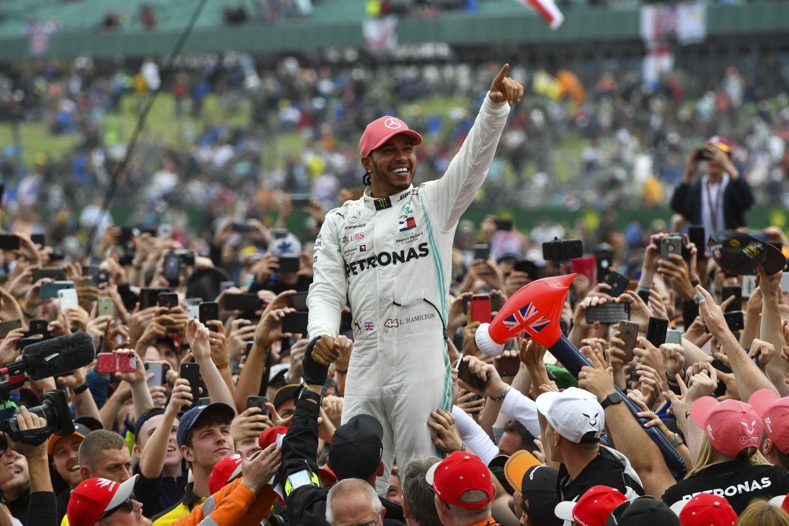 J. Buttonas nerekomenduoja L. Hamiltonui palikti „Mercedes“ komandos