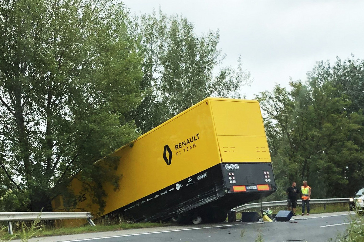 Vengrijoje į avariją pateko vienas iš „Renault“ komandos vilkikų