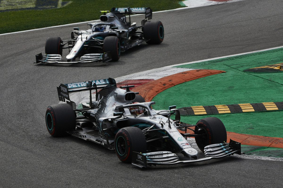 „Mercedes“ Konstruktorių taurę gali laimėti jau Suzukoje