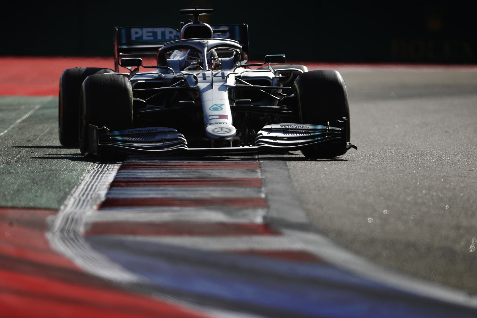 L. Hamiltonas: „Mercedes“ nebus favoritė nugalėti likusiose lenktynėse