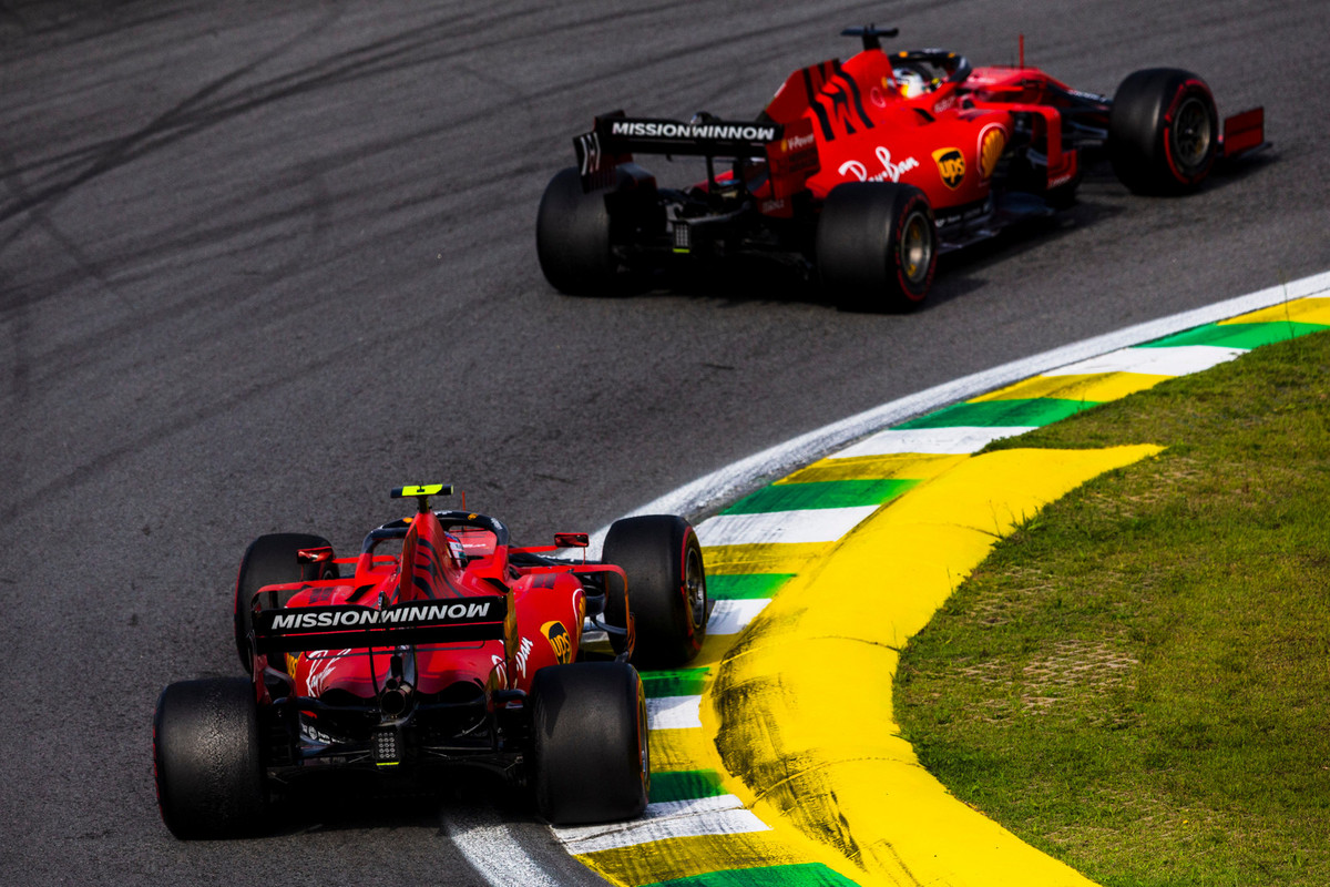 Italijos žiniasklaida pasipiktinusi „Ferrari“ pilotų avarija, o fanai nori, kad S. Vettelis paliktu ekipą