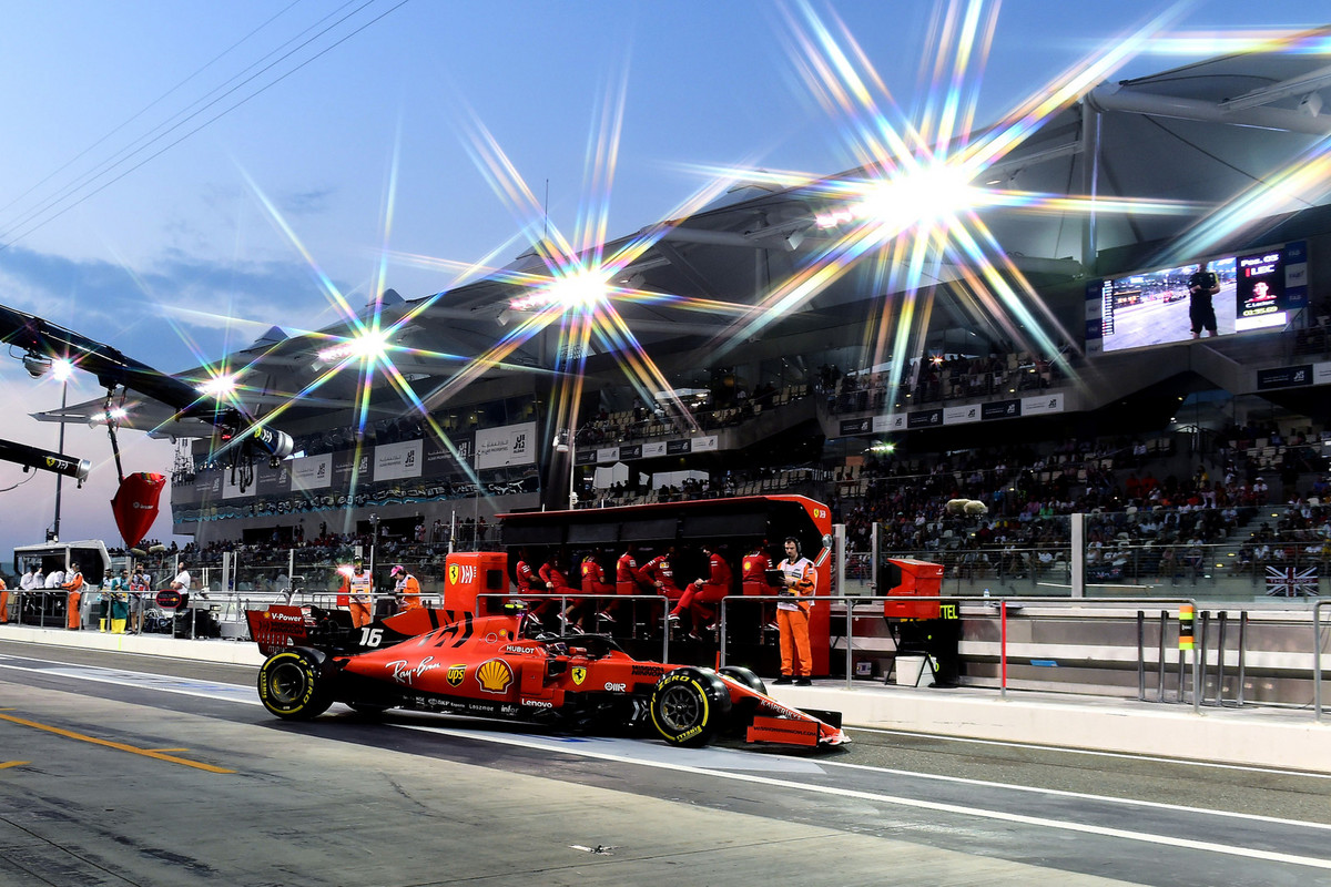 Teisėjai nubaudė „Ferrari“, C. Leclercas išsaugojo trečią vietą