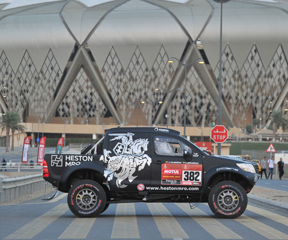 Dakaras. E. Juškauskas dėl užsidegusio automobilio variklio baigė pasirodymą Dakare