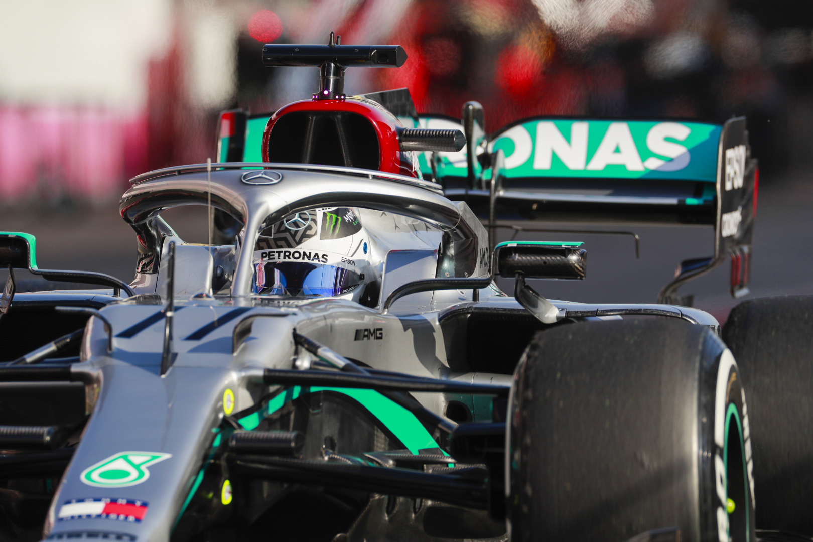 „Mercedes“ ant ausų pastatė visą „Formulę-1“ su gudria priekine pakaba