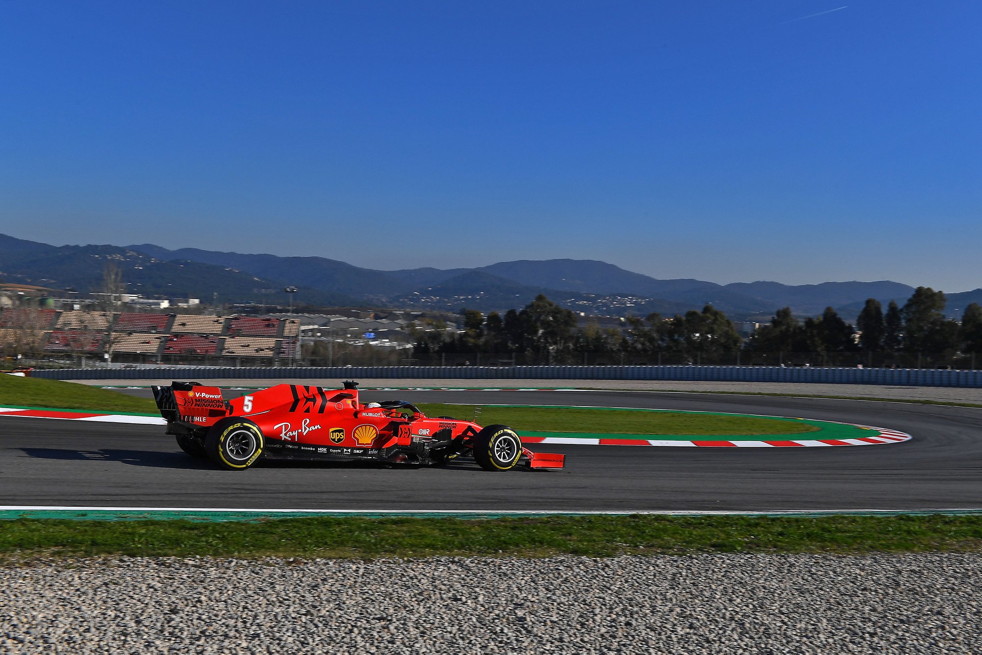 Ketvirtadieno rytą Barselonoje greičiausią ratą įveikė S. Vettelis