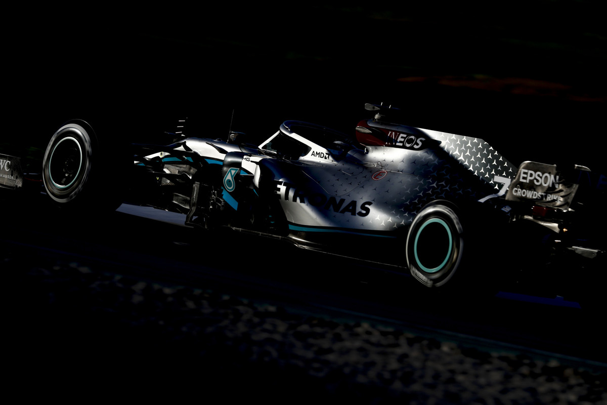 „Mercedes“ nestabdo darbų savo gamyklose