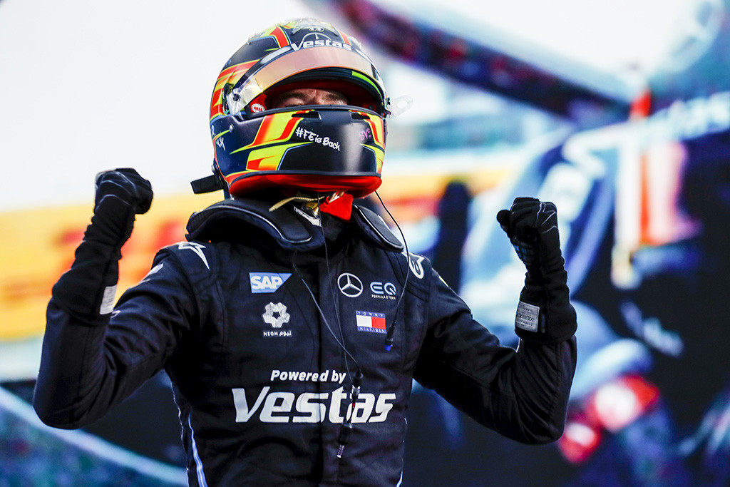 FE. Finalinėse lenktynėse - S. Vandoorne‘o ir „Mercedes“ triumfas