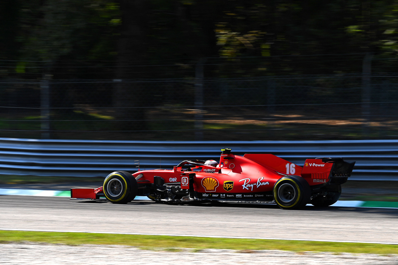 „Ferrari“ jubiliejinėse lenktynėse naudos kitaip išdažytus bolidus
