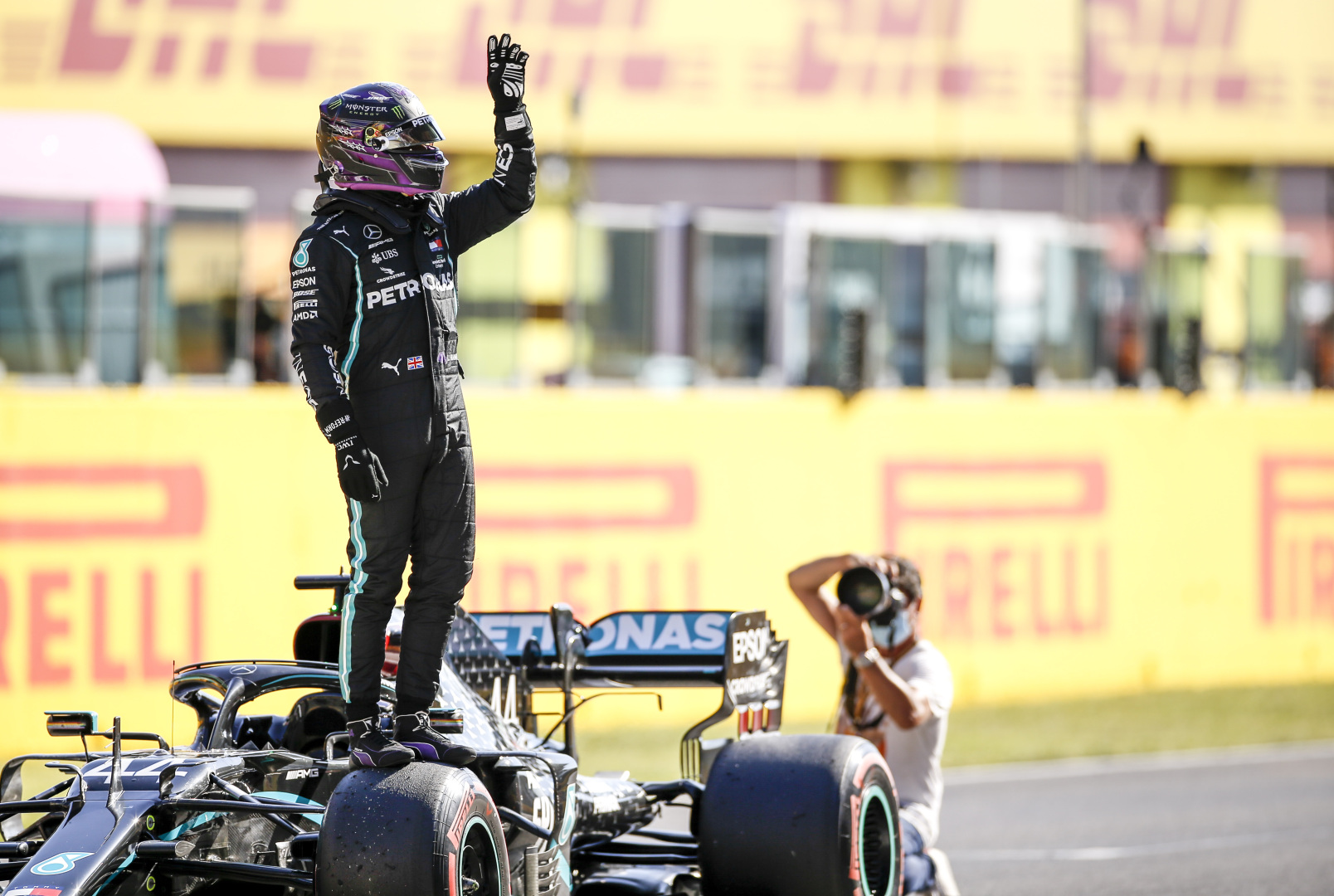 Chaotiškose lenktynėse Italijoje - L. Hamiltono pergalė