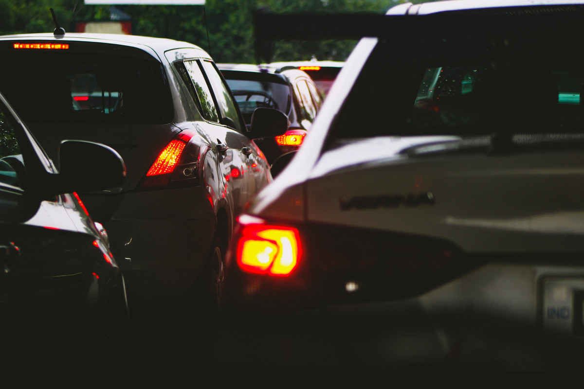 Vyriausybė apribojo žmonių skaičių automobiliuose ir uždraudė praktinius vairavimo mokymus