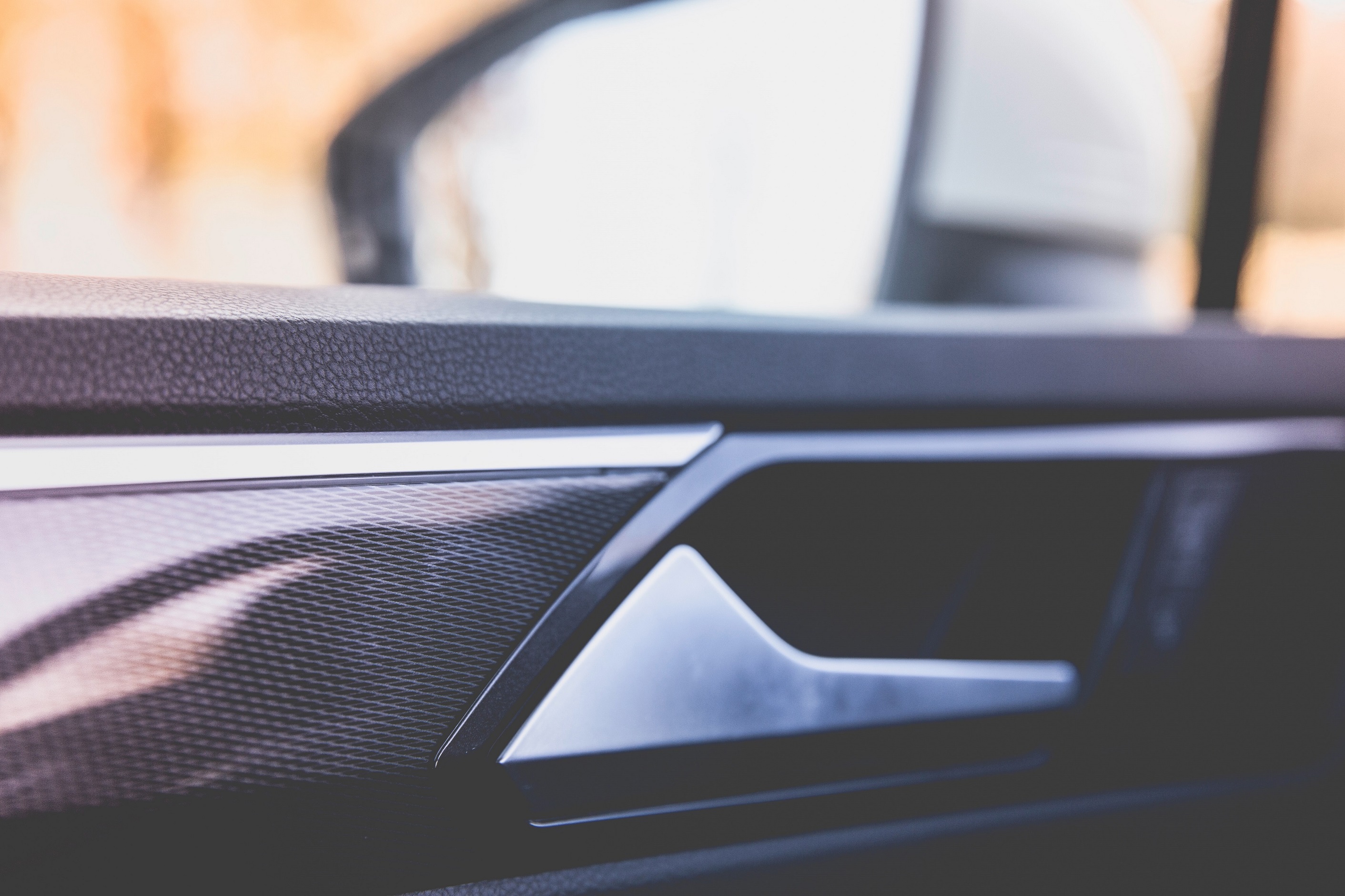 Ką daryti užšalus automobilio durų spynelei arba užsiblokavus automobilio durelėms?