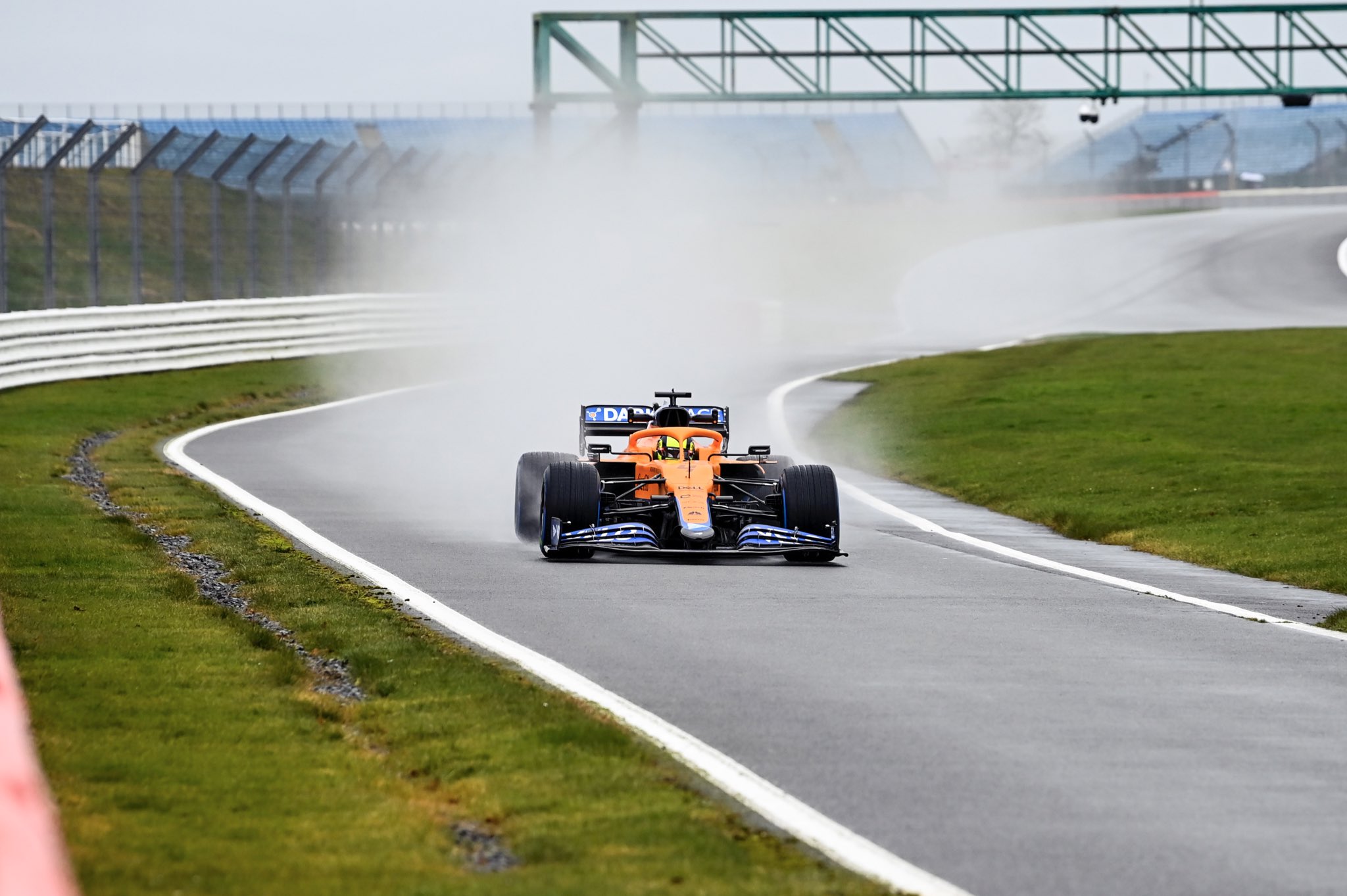 „McLaren“ Silverstoune išbandė naująjį bolidą