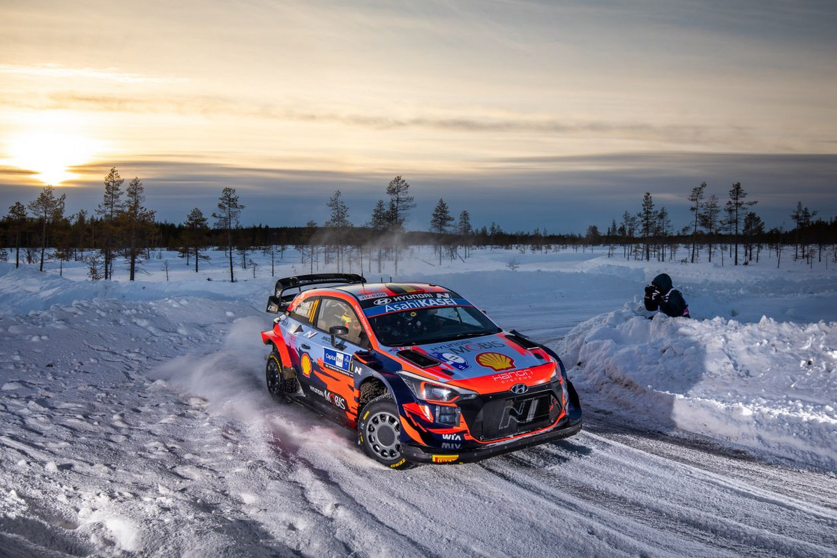 WRC. O. Tanakas išlieka Arktikos ralio lyderiu, S. Ogier patyrė avariją