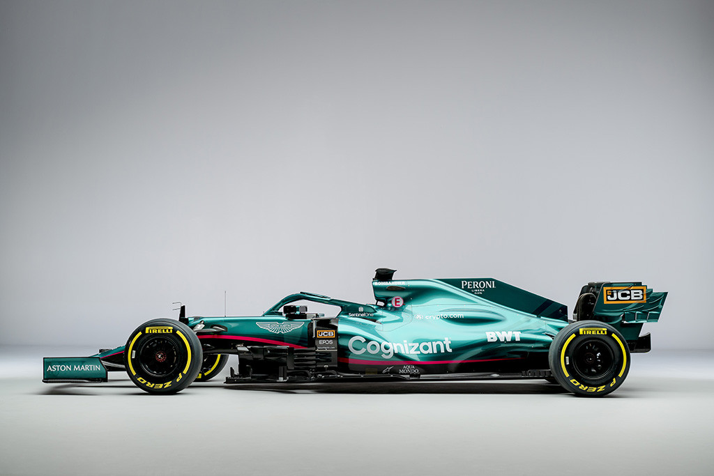 „Aston Martin“ oficialiai pristatė 2021 m. bolidą