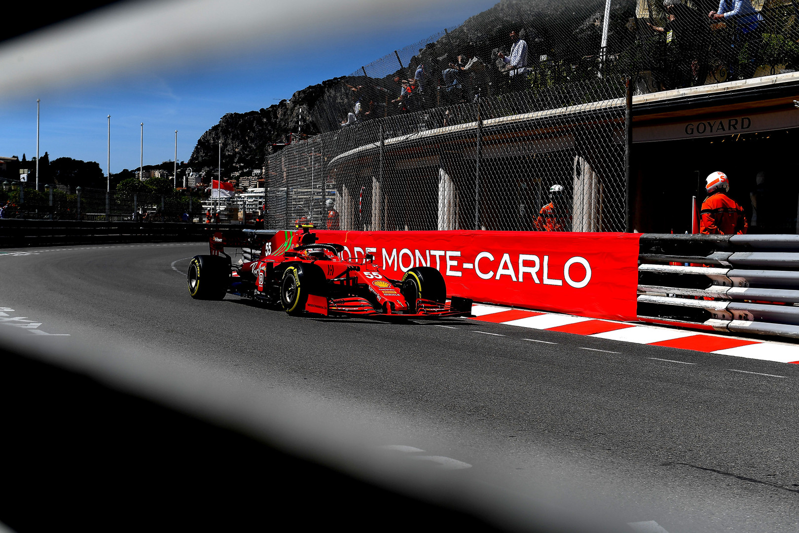 „Ferrari“ planuoja „trauktis į gynybą“ pradedant nuo Baku