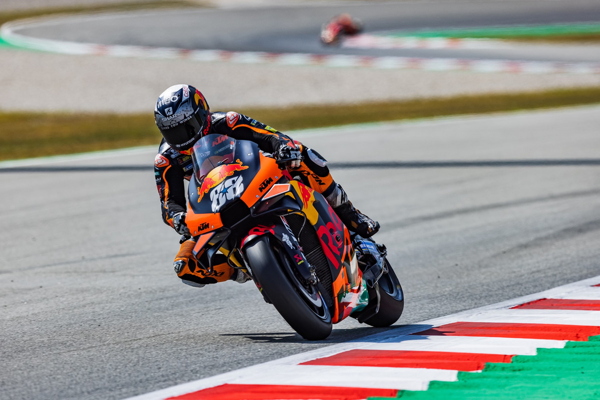 MotoGP. Lenktynėse Barselonoje pirmąją pergalę sezone iškovojo M. Oliveira