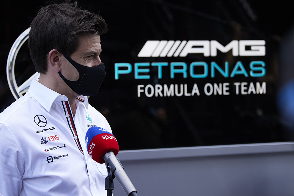 FIA aiškinasi galimą interesų konfliktą tarp T. Wolffo ir jo žmonos
