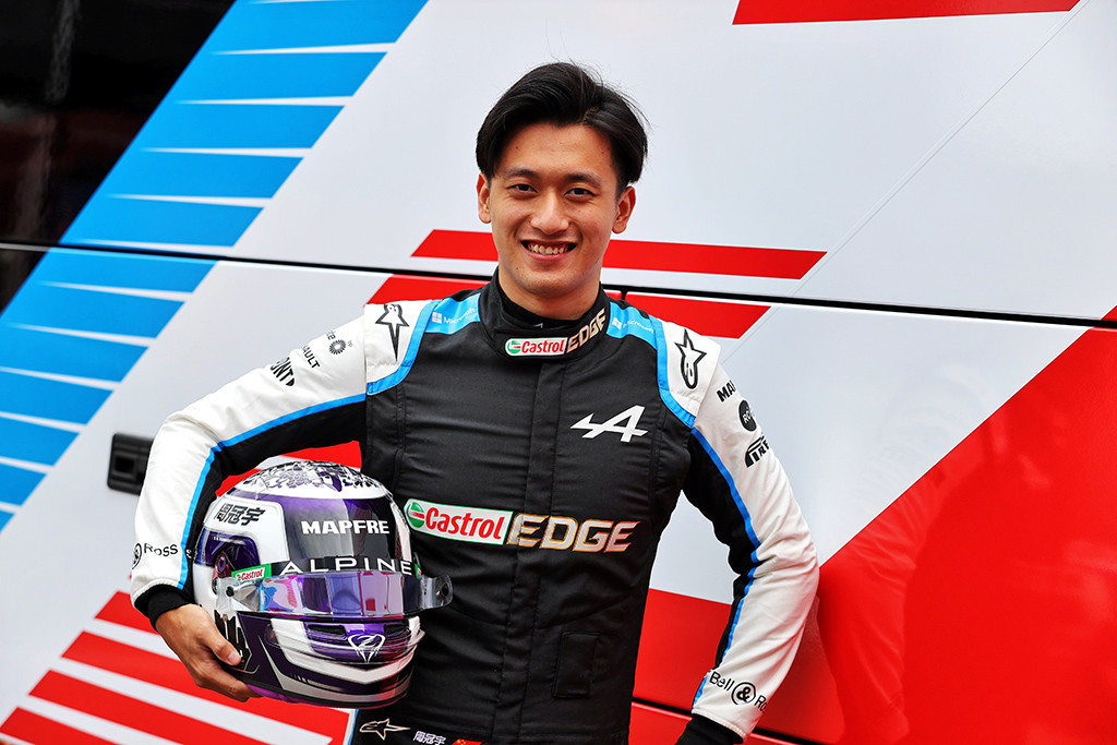 Guanyu Zhou vietą „Alfa Romeo“ gali atiduoti kitam pilotui