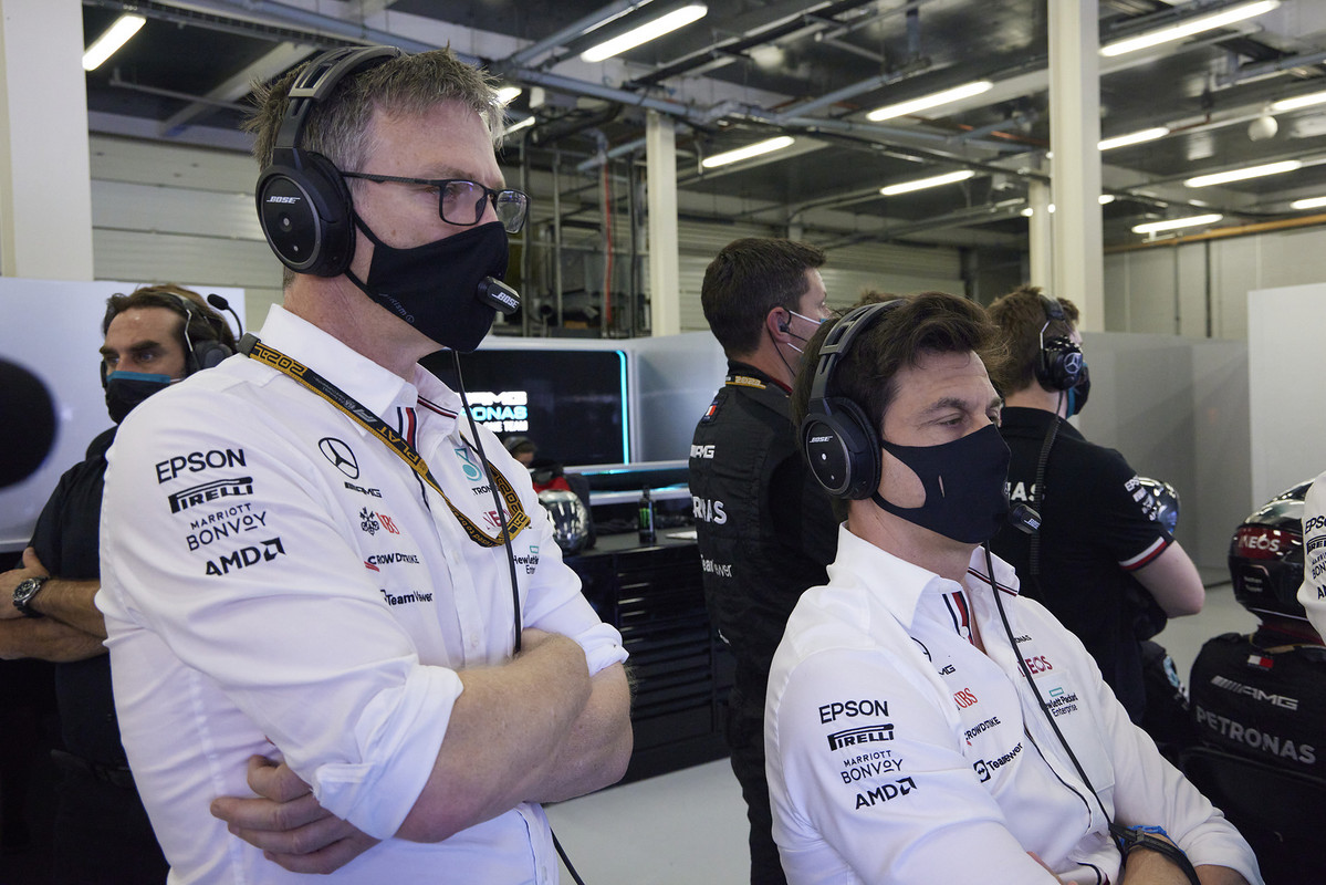 „Mercedes“ nejaudina „Red Bull“ ir „AlphaTauri“ bendrystė
