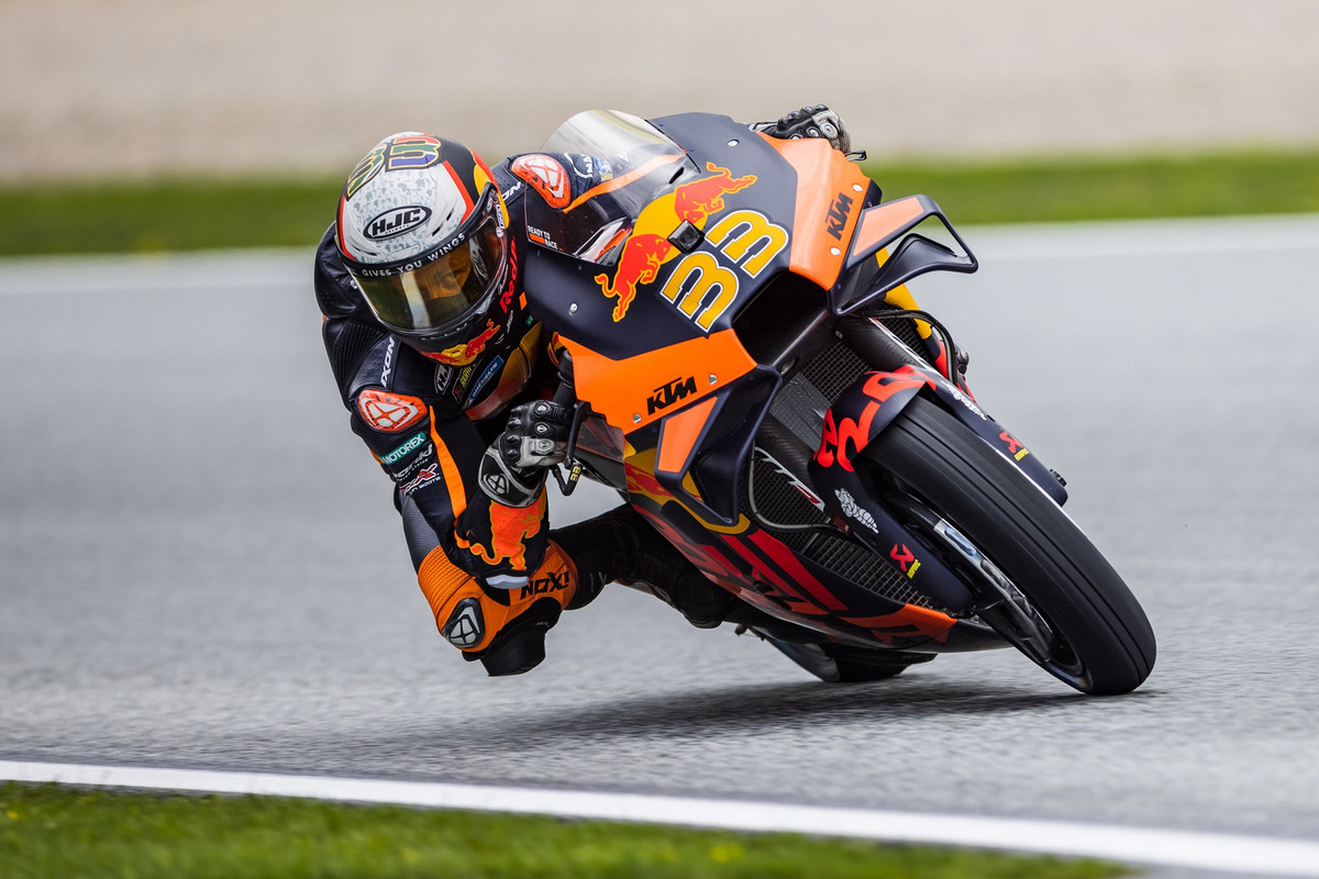 MotoGP. Chaotiškoje Austrijoje vykusių lenktynių pabaigoje - B. Binderio pergalė