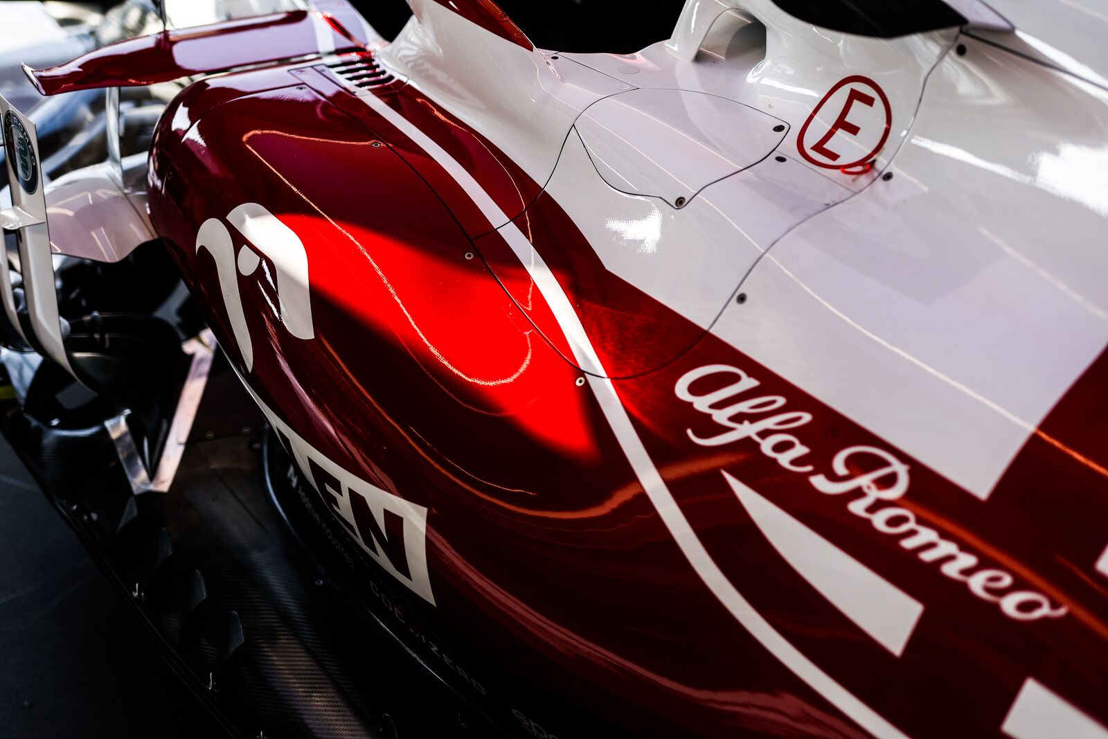 „Alfa Romeo“ nori aplenkti „Williams“