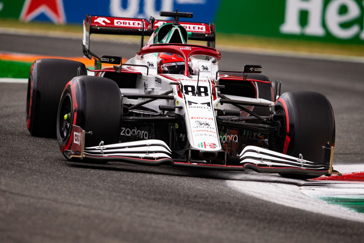 R. Kubica sės prie „Alfa Romeo“ vairo treniruotėje Prancūzijoje