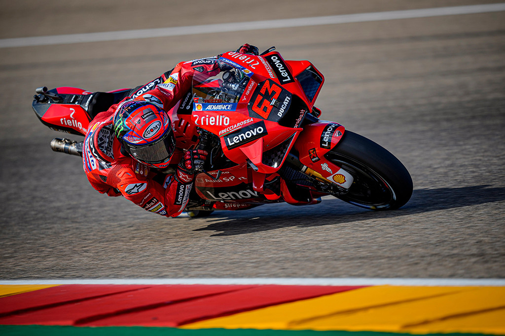 MotoGP. Aragone „pole“ iškovojo trasos rekordą pagerinęs F. Bagnaia