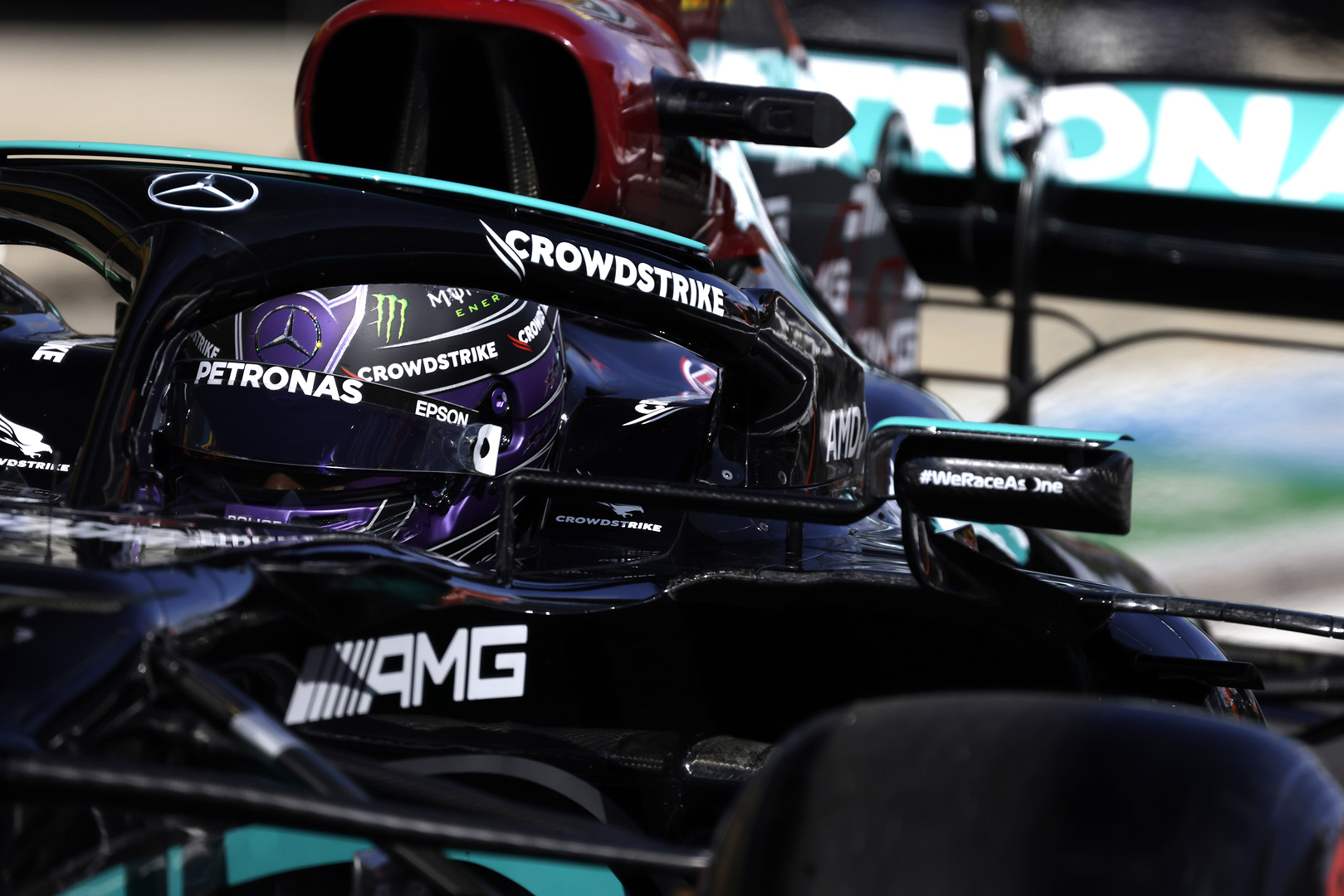 L. Hamiltonas sutiko, kad būtų perdažyti juodi „Mercedes“ bolidai