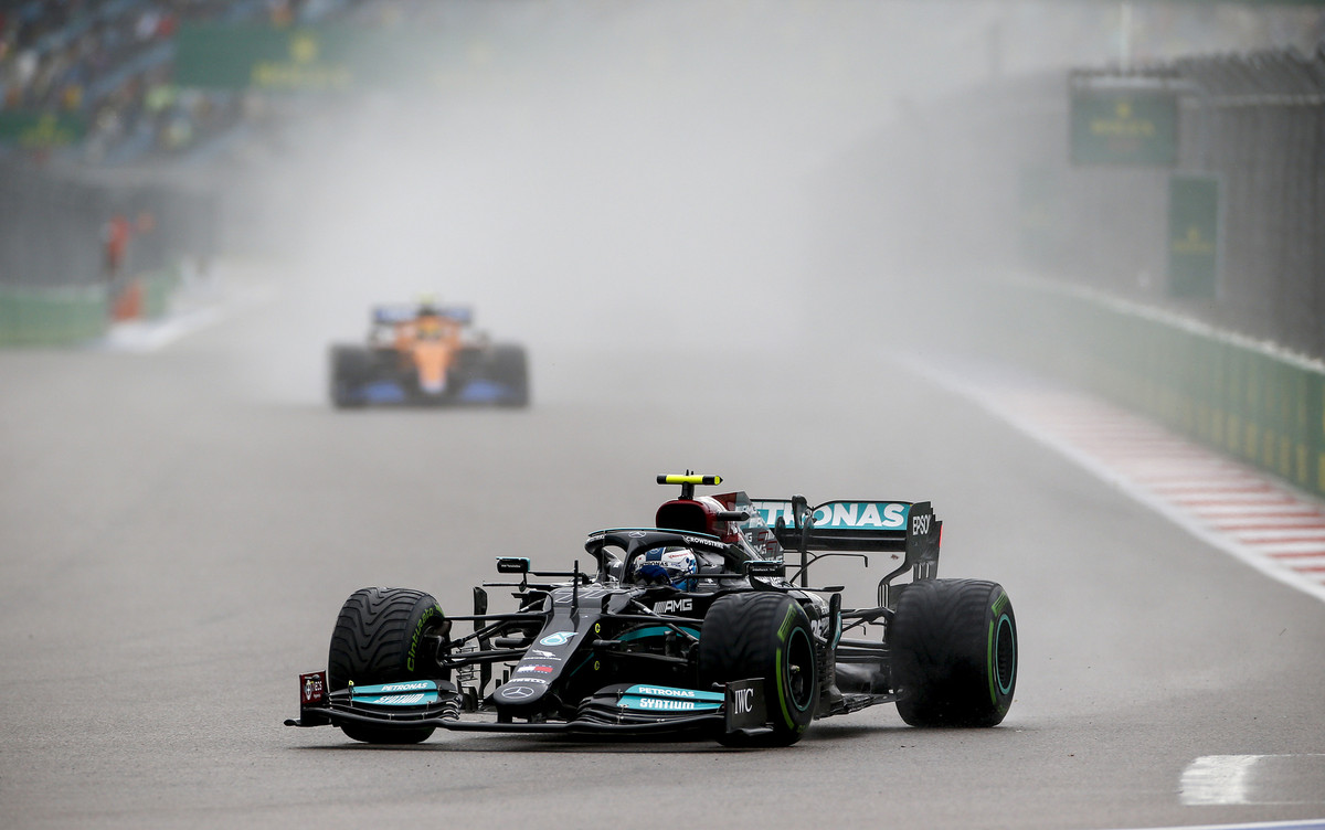 D. Hillas sukritikavo V. Bottą: jis padovanojo poziciją M. Verstappenui