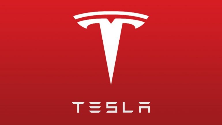 „Tesla" savininkas uždirba įspūdingą sumą naudodamas automobilį kasti kriptovaliutai