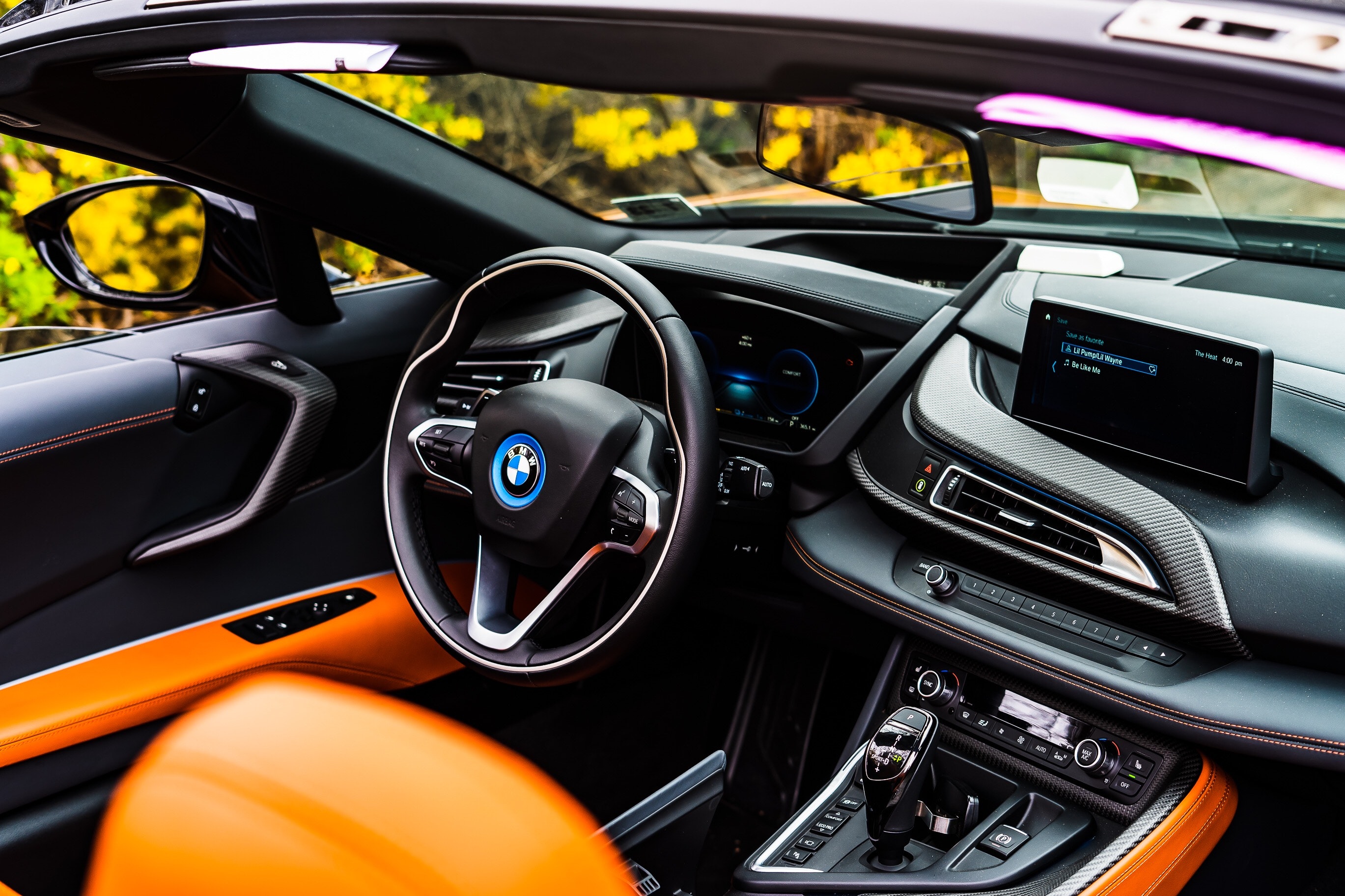 BMW parodoje pristatė unikalią naujovę – spalvas keičiantį automobilį