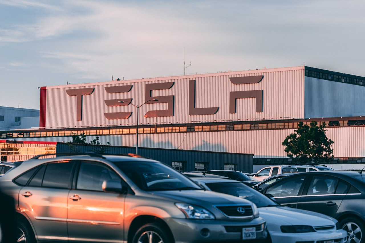 „Tesla“ praėjusiais metais pristatė beveik 1 mln. elektromobilių