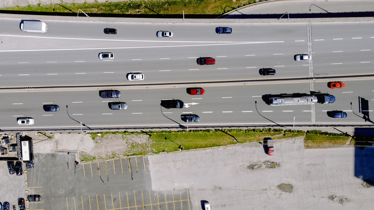 Kritikos sulaukusi ES imsis veiksmų: griežtins iš tinklo įkraunamų hibridų išmetamųjų teršalų testavimą