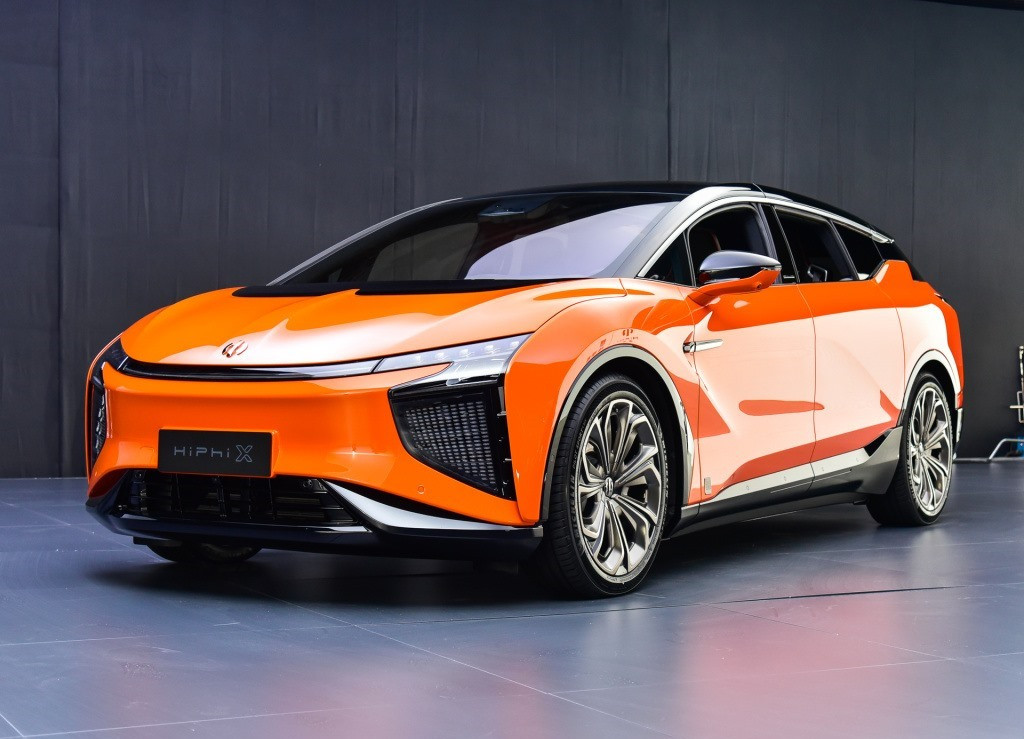 Kinijos įmonė padavė „Renault“ į teismą dėl galimai nukopijuoto logotipo