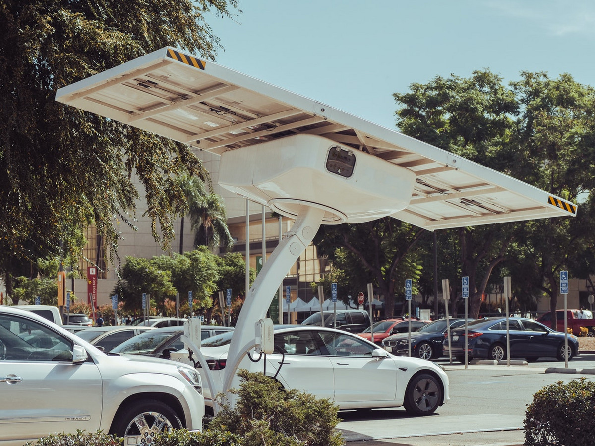 Patarimai, kaip sužinoti, kiek iš tikrųjų toli gali nuvažiuoti elektromobilis