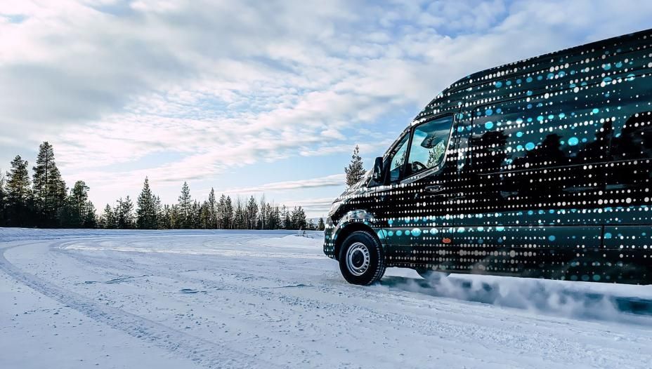 „Mercedes-Benz“ testuoja „eSprinter“: elektrinis furgonas atlaikys didelį šaltį ir karštį