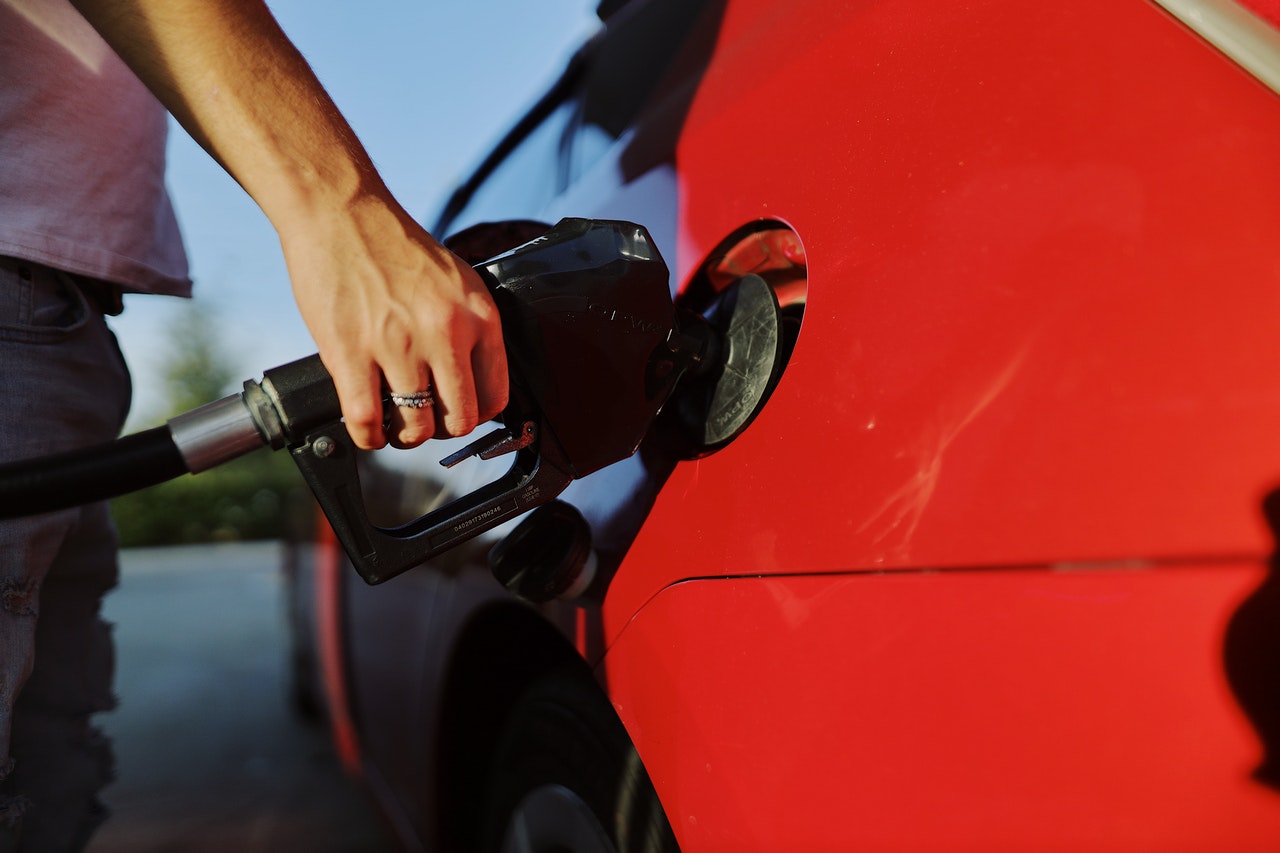 Dyzelino ir benzino vidutinės kainos labiausiai sumažėjo Lietuvoje