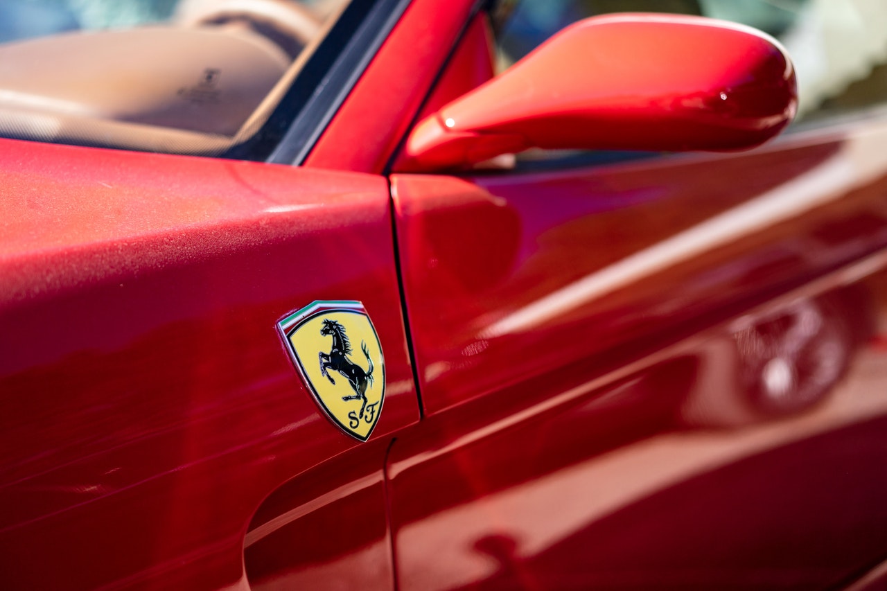 „Ferrari“ sustabdė Rusijos rinkai skirtą transporto priemonių gamybą