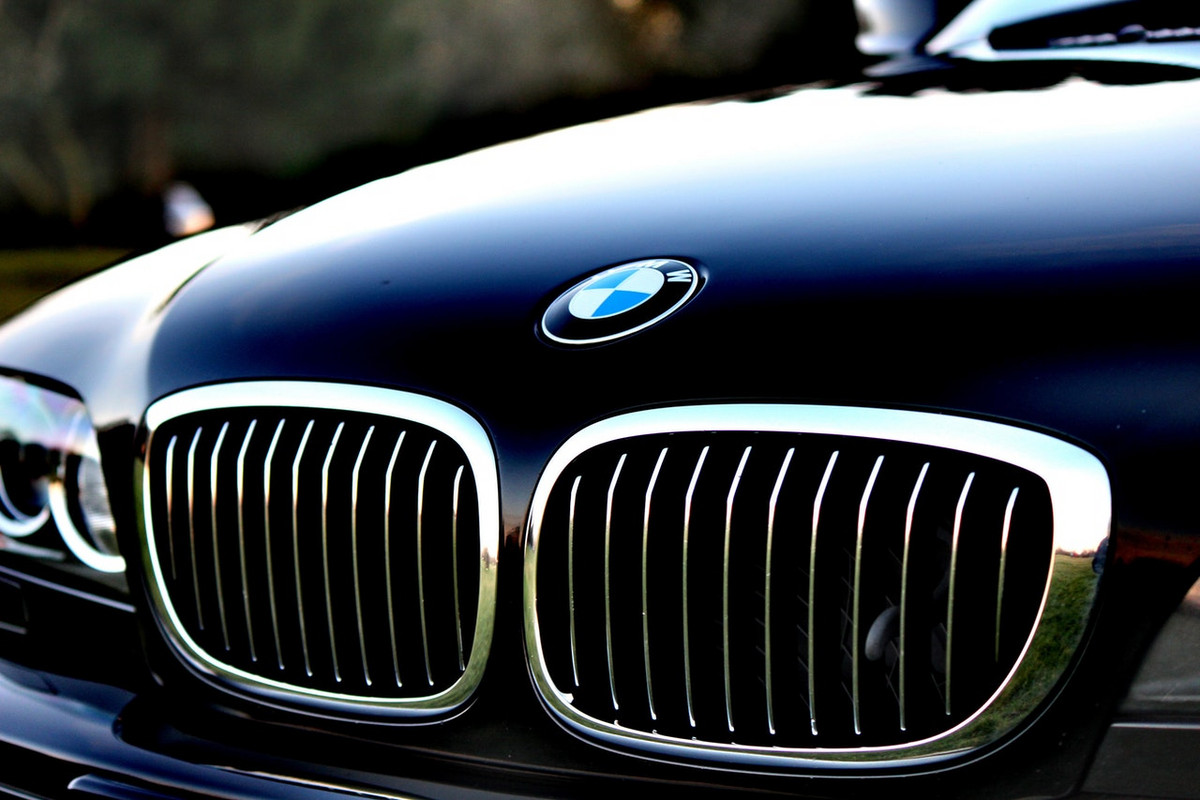 BMW atšaukia beveik 1 mln. transporto priemonių dėl variklio užsidegimo pavojaus
