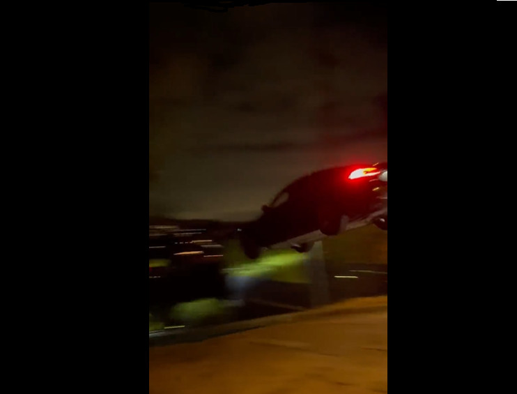 Pamatykite: socialiniuose tinkluose išplito šokiruojantis „Tesla Model S“ skrydis (VIDEO)