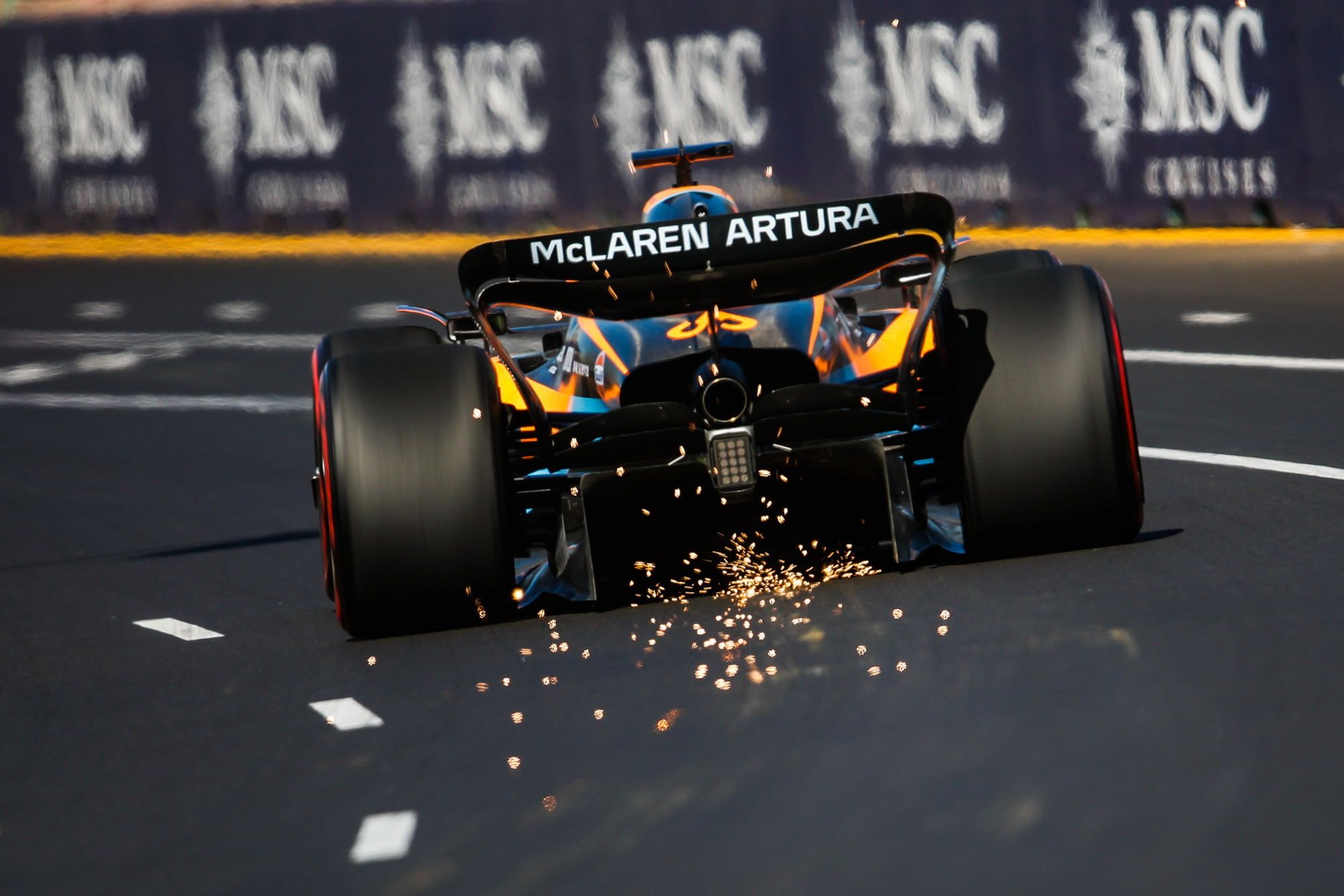 D. Ricciardo pažadėjo sirgaliams ryškius lenkimus