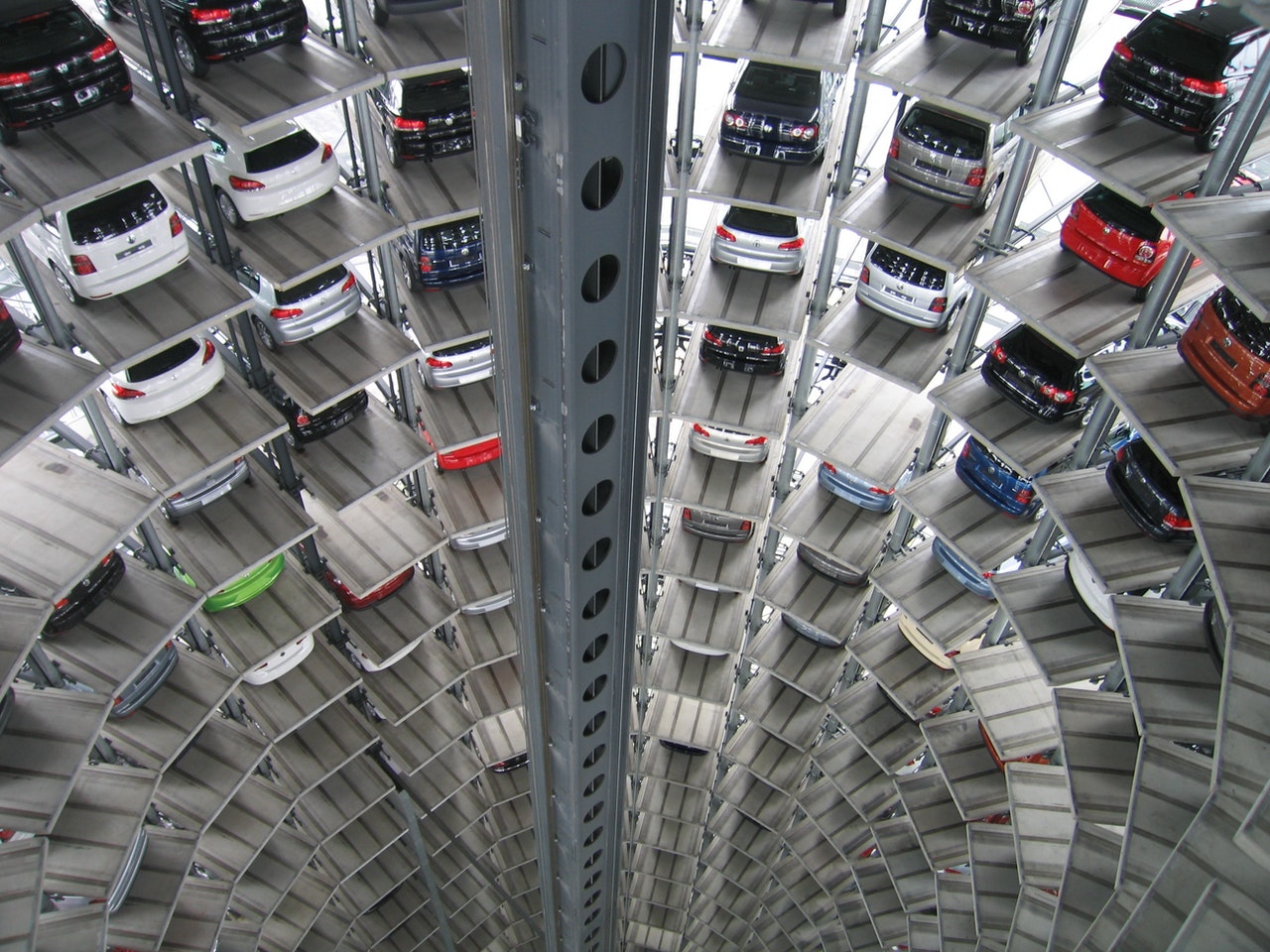 Naujų automobilių pardavimai Europoje praėjusiais metais išaugo 13,9 proc.