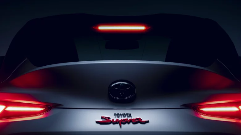 „Toyota Supra“ oficialiai pristato mechaninę pavarų dėžę