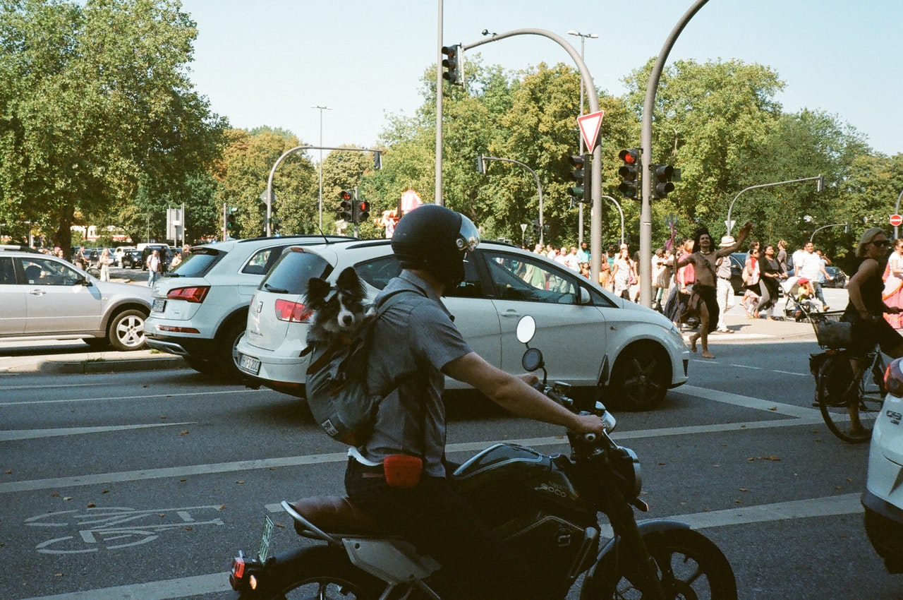 Seimas suvienodino atsakomybę už greičio viršijimą motociklininkams ir automobilių vairuotojams