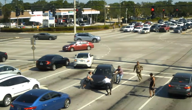 Pamatykite: žmonės sustabdė automobilį ir suteikė medicininę pagalbą jį vairavusiai moteriai (VIDEO)