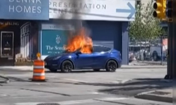 Važiuodamas užsidegė „Tesla Model Y“: vairuotojas išsigelbėjo išdaužęs langą