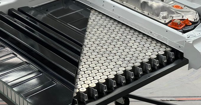 „Tesla“ pristato naują bateriją, kuri galės tarnauti 100 metų