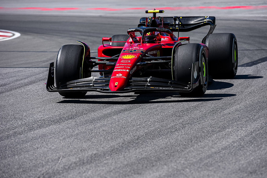 „Ferrari“ nusprendė pakeisti jėgainės elementus C. Sainzo bolide